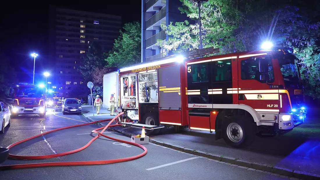 FW Dresden: PKW brennt in Tiefgarage & Wohnungsbrand in einem Wohnhochhaus - Bild: presseportal.de