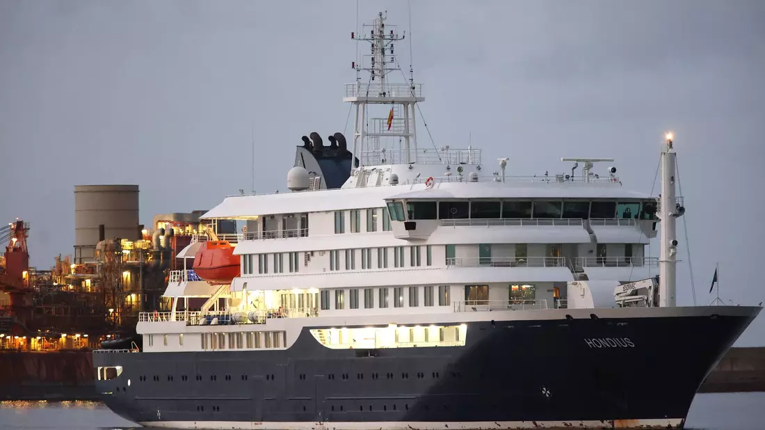 Die «Hondius» erreichte am Sonntag den Hafen von Granadilla im Süden Teneriffas. - Bild: Ubay Rodríguez/EUROPA PRESS/dpa