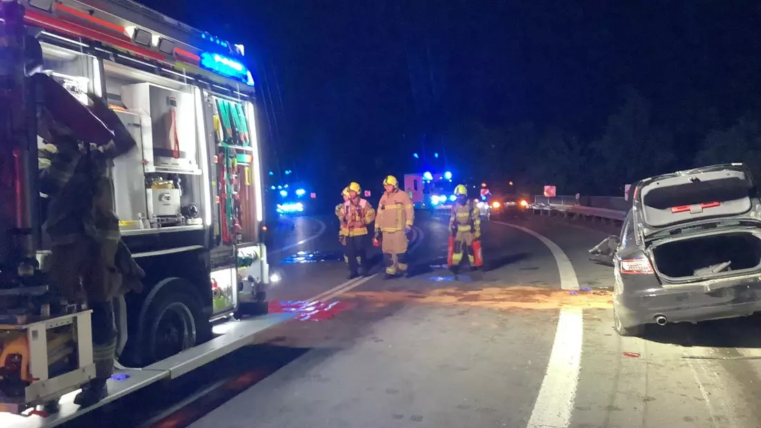 FW Paderborn: Verkehrsunfall von der B64 zur B1 Richtung Salzkotten vier Verletzte nach Alleinunfall - Bild: presseportal.de