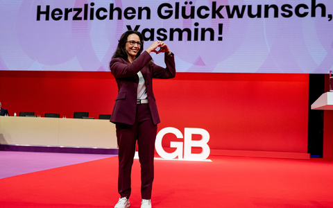 DGB-Chefin Fahimi wurde mit klarer Mehrheit bestätigt. - Foto: Fabian Sommer/dpa