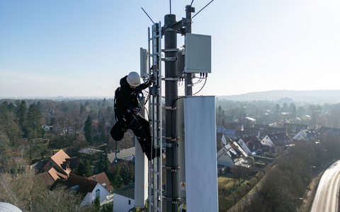 Ein Telekom-Techniker an einem Mobilfunk-Masten - an so einem Standort könnten künftig auch Anti-Drohnen-Sensoren hängen. (Archivbild) - Foto: Daniel Karmann/dpa
