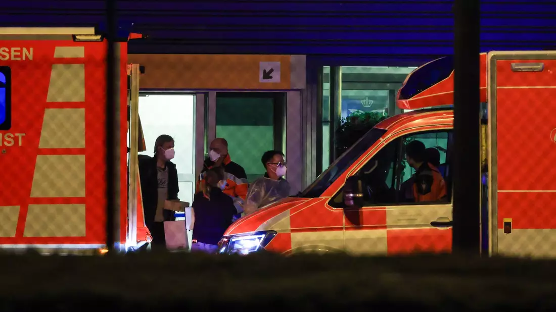 Die deutschen Passagiere wurden per Konvoi nach Frankfurt gebracht. - Bild: Christoph Reichwein/dpa