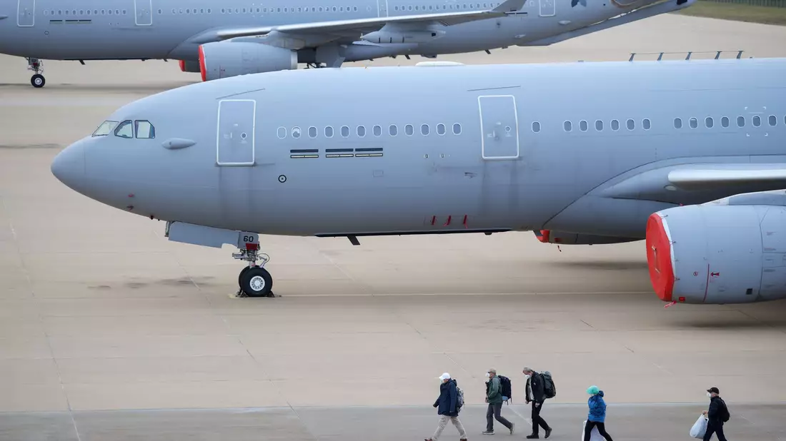 Der Evakuierungsflug landete in Eindhoven. - Bild: Christoph Reichwein/dpa