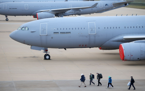 Der Evakuierungsflug landete in Eindhoven. - Foto: Christoph Reichwein/dpa