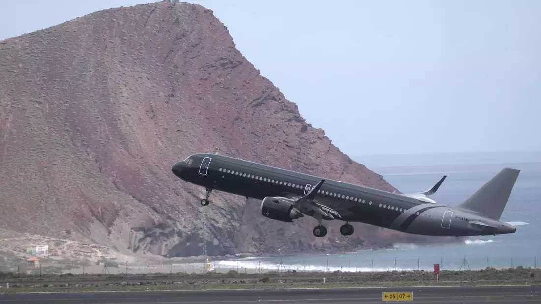 Die Passagiere waren zuvor von Teneriffa aus in die Niederlande geflogen worden. - Bild: Arturo Rodriguez/AP/dpa