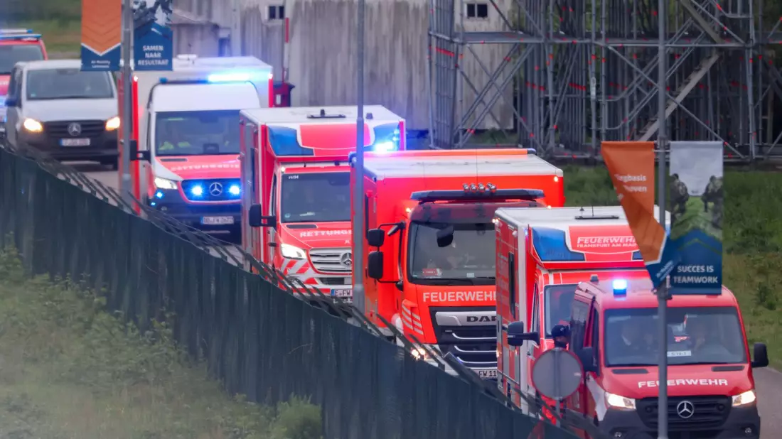 Rettungswagen aus Deutschland holten die deutschen Passagiere am Flughafen Eindhoven ab.  - Bild: Christoph Reichwein/dpa