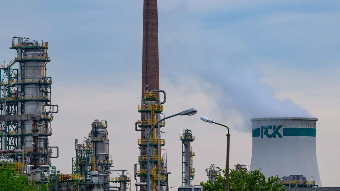 Der Bund verlängert die Beschäftigungsgarantie für die Raffinerie in Schwedt um ein halbes Jahr. - Bild: Patrick Pleul/dpa