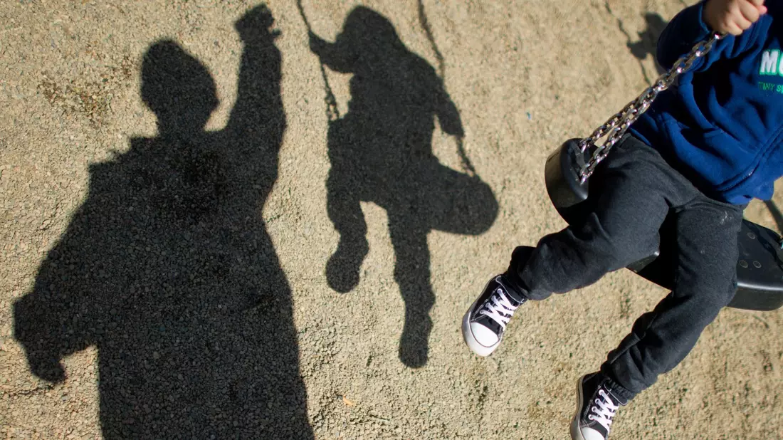 Familiengerichte sollen nach den Vorstellungen des Bundesjustizministeriums im Kinderschutzverfahren künftig soziale Trainingskurse und Gewaltpräventionsberatungen anordnen können. (Symbolbild) - Bild: Julian Stratenschulte/dpa/dpa-tmn