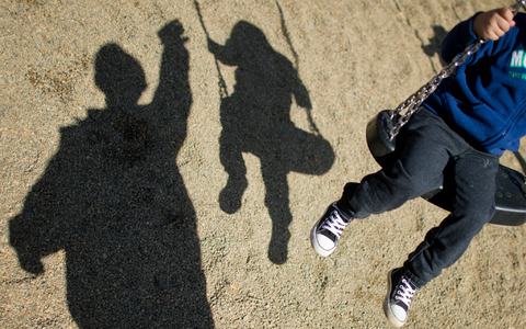 Familiengerichte sollen nach den Vorstellungen des Bundesjustizministeriums im Kinderschutzverfahren künftig soziale Trainingskurse und Gewaltpräventionsberatungen anordnen können. (Symbolbild) - Foto: Julian Stratenschulte/dpa/dpa-tmn