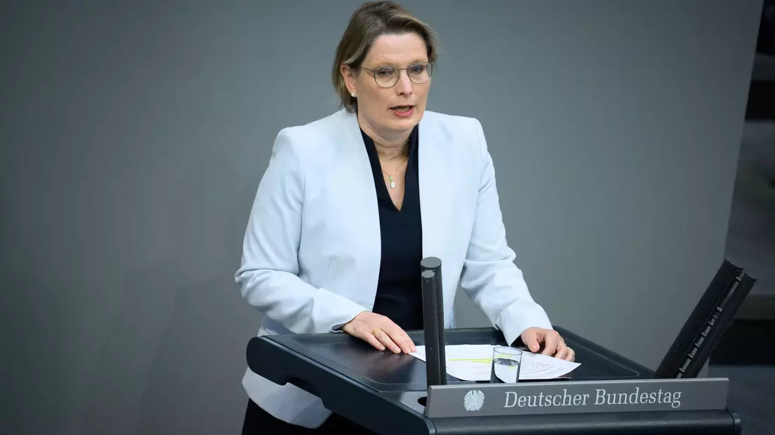 Die Vereinbarung des gemeinsamen Sorgerechts will Bundesjustizministerin Stefanie Hubig (SPD) für nicht verheiratete Eltern einfacher machen. (Archivbild) - Bild: Bernd von Jutrczenka/dpa