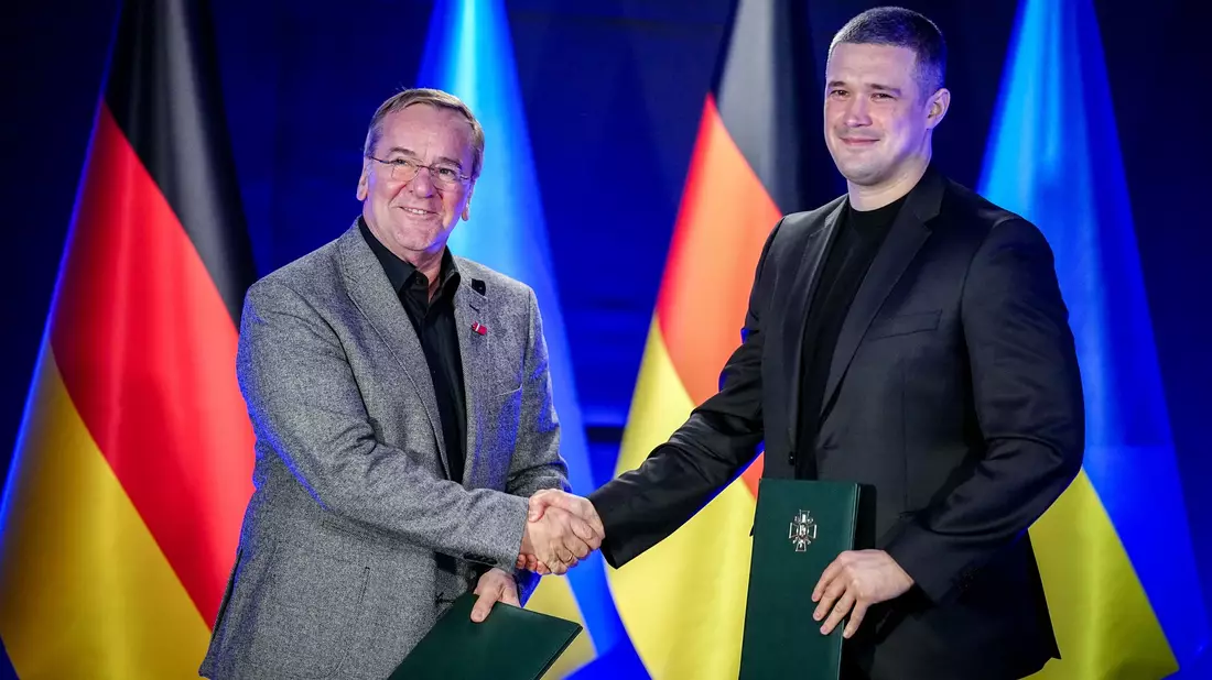 «Wir sind strategische Partner. Wir unterstützen euch einerseits weiter in eurem Abwehrkampf, aber andererseits bauen wir immer mehr auf eine strukturierte, langfristige Partnerschaft, auf die es ankommt», sagte Pistorius in Kiew. - Bild: Kay Nietfeld/dpa