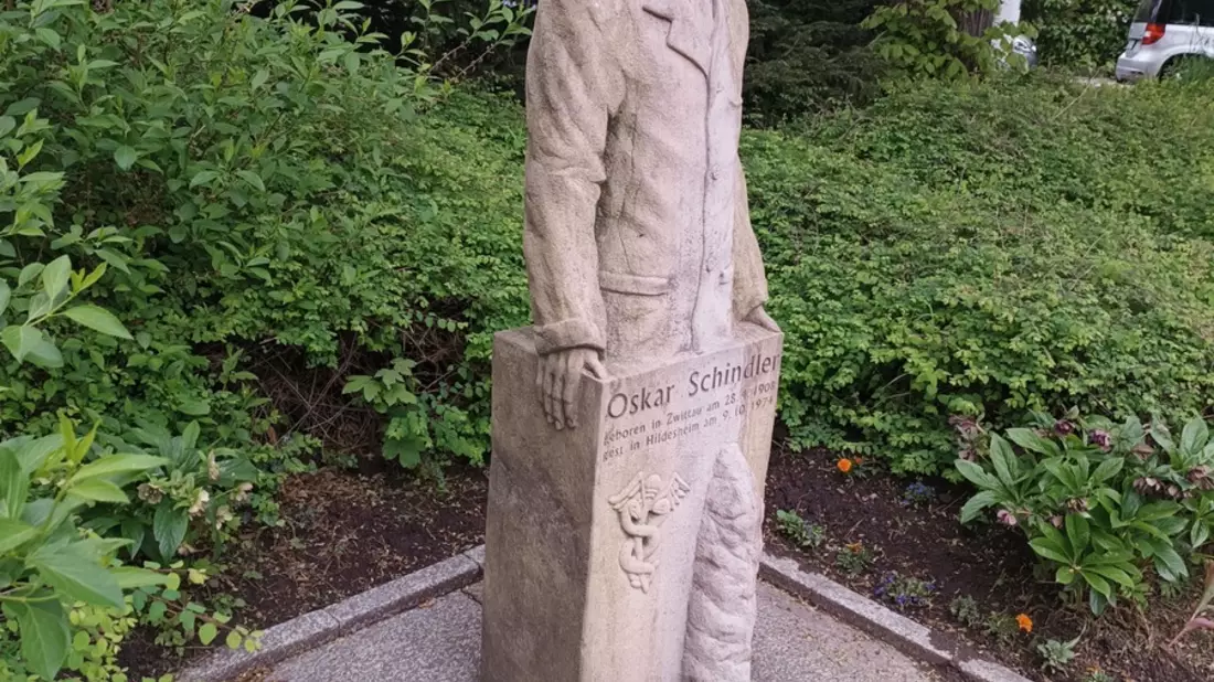 POL-HI: Unbekannte beschädigen erneut Oskar-Schindler-Skulptur an der Alfelder Straße - Bild: presseportal.de