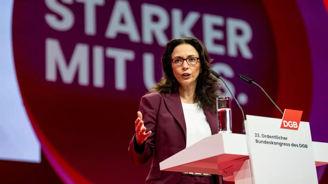 Fahimi sprach sich dafür aus, auch Privatversicherte an der Finanzierung der Krankenkosten von Bürgergeldbeziehern zu beteiligen, für die derzeit die gesetzliche Krankenversicherung mit Milliardensummen mit aufkommt. - Bild: Fabian Sommer/dpa