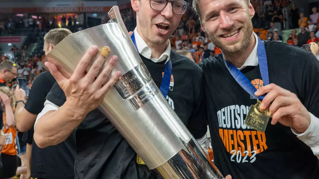 Feierte mit Ulm und Coach Gavel (rechts) 2023 den Meistertitel - im Sommer geht er nach München: Sportdirektor Thorsten Leibenath. (Archivbild) - Bild: Stefan Puchner/dpa