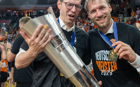 Feierte mit Ulm und Coach Gavel (rechts) 2023 den Meistertitel - im Sommer geht er nach München: Sportdirektor Thorsten Leibenath. (Archivbild) - Foto: Stefan Puchner/dpa