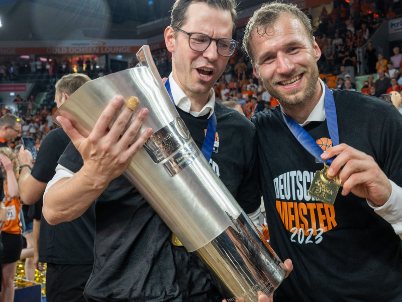Feierte mit Ulm und Coach Gavel (rechts) 2023 den Meistertitel - im Sommer geht er nach München: Sportdirektor Thorsten Leibenath. (Archivbild) - Foto: Stefan Puchner/dpa