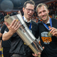 Feierte mit Ulm und Coach Gavel (rechts) 2023 den Meistertitel - im Sommer geht er nach München: Sportdirektor Thorsten Leibenath. (Archivbild) - Foto: Stefan Puchner/dpa