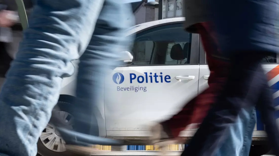 In Antwerpen wurde ein sechsjähriger Junge beim Überqueren eines Zebrastreifens von einem Polizeiwagen erfasst. (Archivbild) - Bild: Anna Ross/dpa