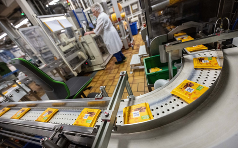 Ritter Sport hat seit kurzem leichtere Schokoladentafeln im Angebot. (Archivbild) - Foto: Marijan Murat/dpa