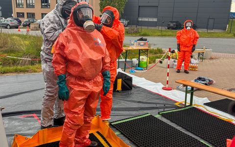 FW-OLL: Gefahrguteinsatz im Gewerbegebiet bei Grüppenbühren - Feuerwehr mit umfangreichen Kräften vor Ort - Foto: presseportal.de