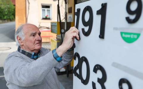 Herbert Brendel passt die Preisanzeige noch händisch an.  - Foto: Daniel Löb/dpa