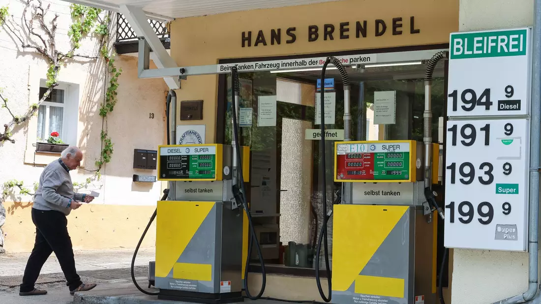 Bei Herbert Brendels Tankstelle wird der Spritpreis nur alle zwei Wochen angepasst.  - Bild: Daniel Löb/dpa