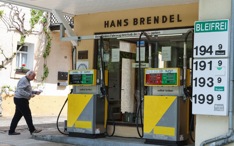Bei Herbert Brendels Tankstelle wird der Spritpreis nur alle zwei Wochen angepasst.  - Foto: Daniel Löb/dpa