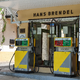 Bei Herbert Brendels Tankstelle wird der Spritpreis nur alle zwei Wochen angepasst.  - Foto: Daniel Löb/dpa