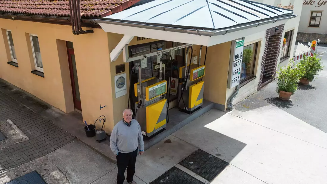 Bei Herbert Brendels Tankstelle wird der Spritpreis nur alle zwei Wochen angepasst.  - Bild: Daniel Löb/dpa