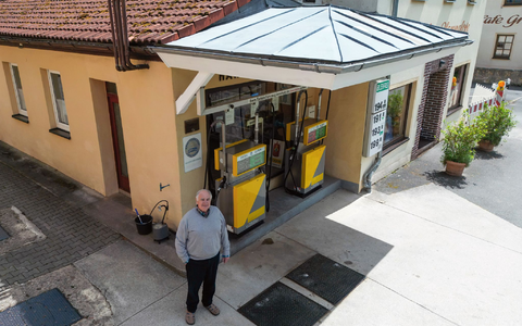 Bei Herbert Brendels Tankstelle wird der Spritpreis nur alle zwei Wochen angepasst.  - Foto: Daniel Löb/dpa
