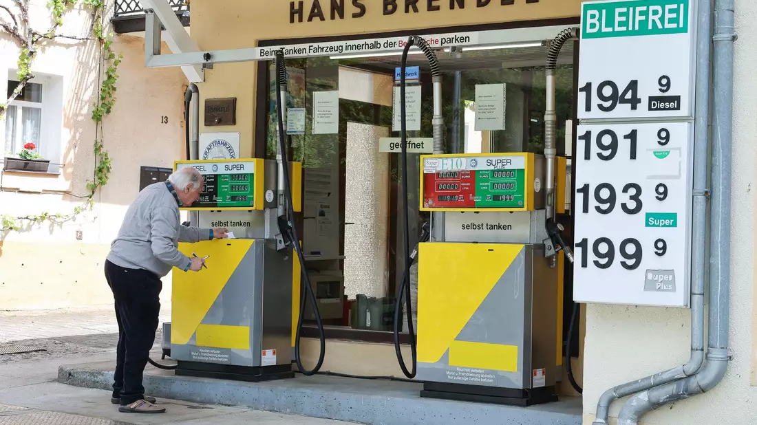 Bei Herbert Brendels Tankstelle wird der Spritpreis nur alle zwei Wochen angepasst.  - Bild: Daniel Löb/dpa