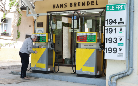 Bei Herbert Brendels Tankstelle wird der Spritpreis nur alle zwei Wochen angepasst.  - Foto: Daniel Löb/dpa