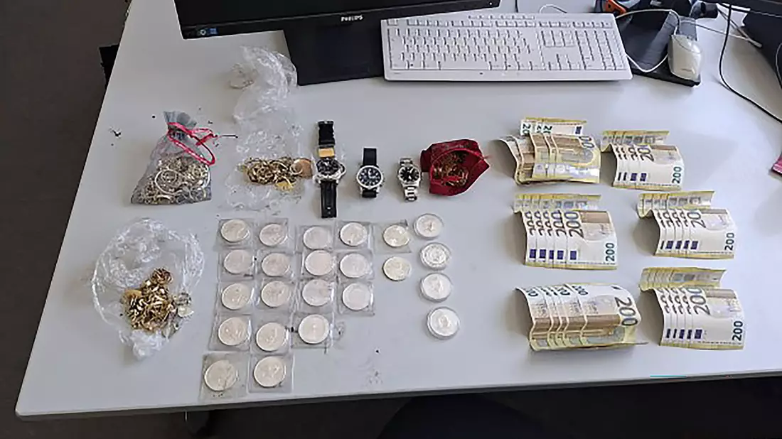 Ein Kind einer Kitagruppe hat auf einem Berliner Spielplatz Silbermünzen und andere Kostbarkeiten gefunden. (Handout) - Bild: -/Polizei Berlin/dpa