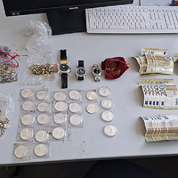 Ein Kind einer Kitagruppe hat auf einem Berliner Spielplatz Silbermünzen und andere Kostbarkeiten gefunden. (Handout) - Foto: -/Polizei Berlin/dpa