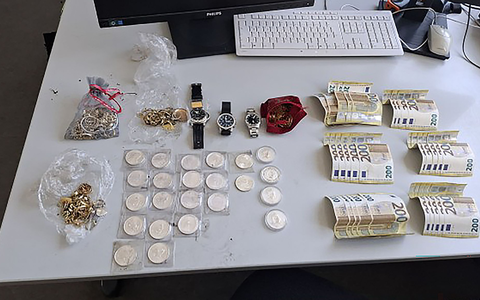 Ein Kind einer Kitagruppe hat auf einem Berliner Spielplatz Silbermünzen und andere Kostbarkeiten gefunden. (Handout) - Foto: -/Polizei Berlin/dpa