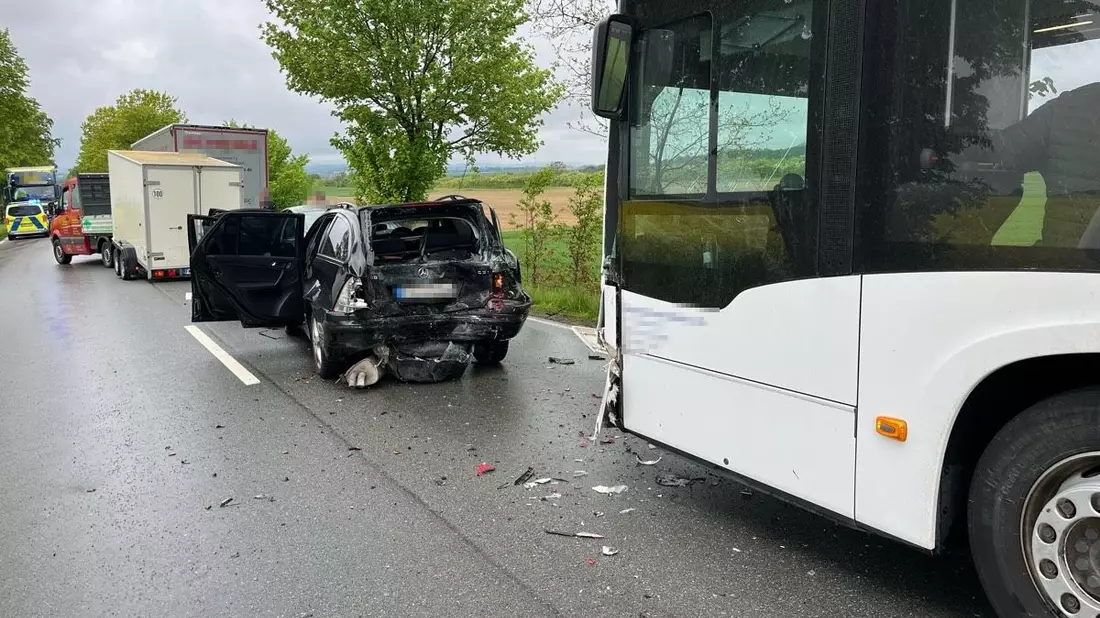POL-HX: Auffahrunfall: Bus schiebt mehrere Fahrzeuge zusammen - Bild: presseportal.de
