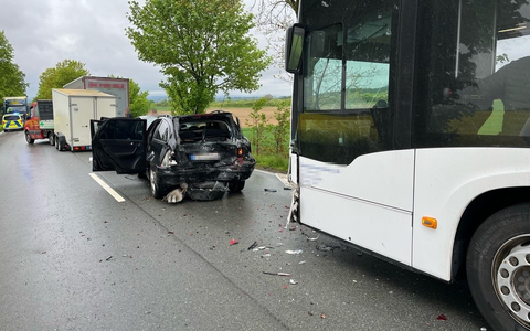 POL-HX: Auffahrunfall: Bus schiebt mehrere Fahrzeuge zusammen - Foto: presseportal.de