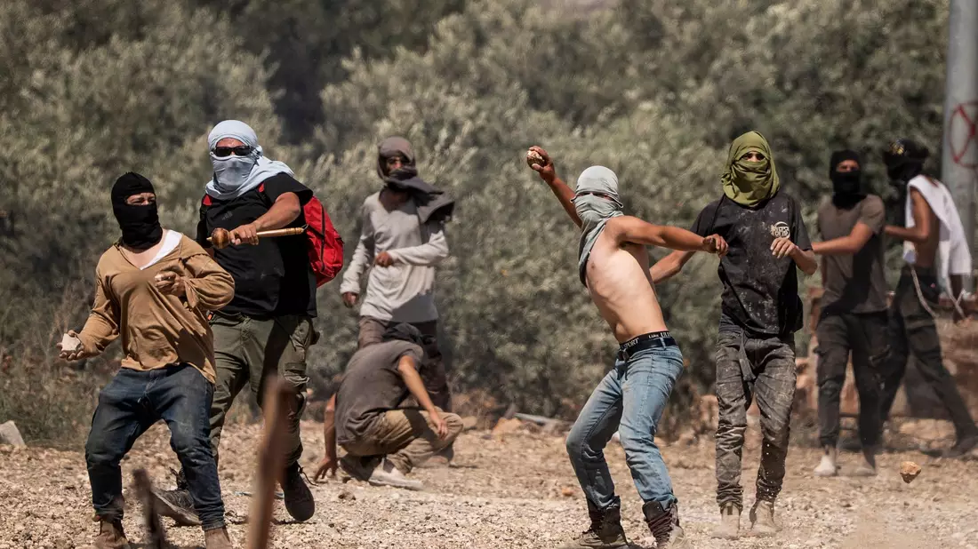 Rechtsgerichtete israelische Siedler greifen regelmäßig im Westjordanland Palästinenser an. (Archivbild) - Bild: Ilia Yefimovich/dpa