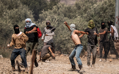 Rechtsgerichtete israelische Siedler greifen regelmäßig im Westjordanland Palästinenser an. (Archivbild) - Foto: Ilia Yefimovich/dpa