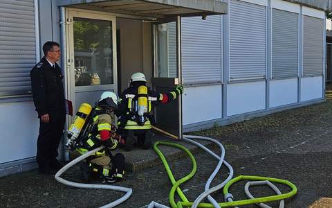FW Sonsbeck: Großer Prüfungstag der Grundlehrgänge der Feuerwehren Xanten, Sonsbeck und Alpen - Foto: presseportal.de