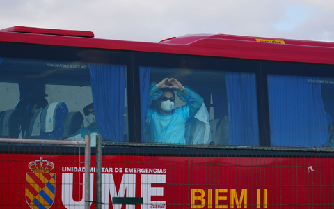 Die Passagiere wurden auf Teneriffa per Bus zum Flughafen gebracht. - Foto: Europa Press Canarias/EUROPA PRESS/dpa