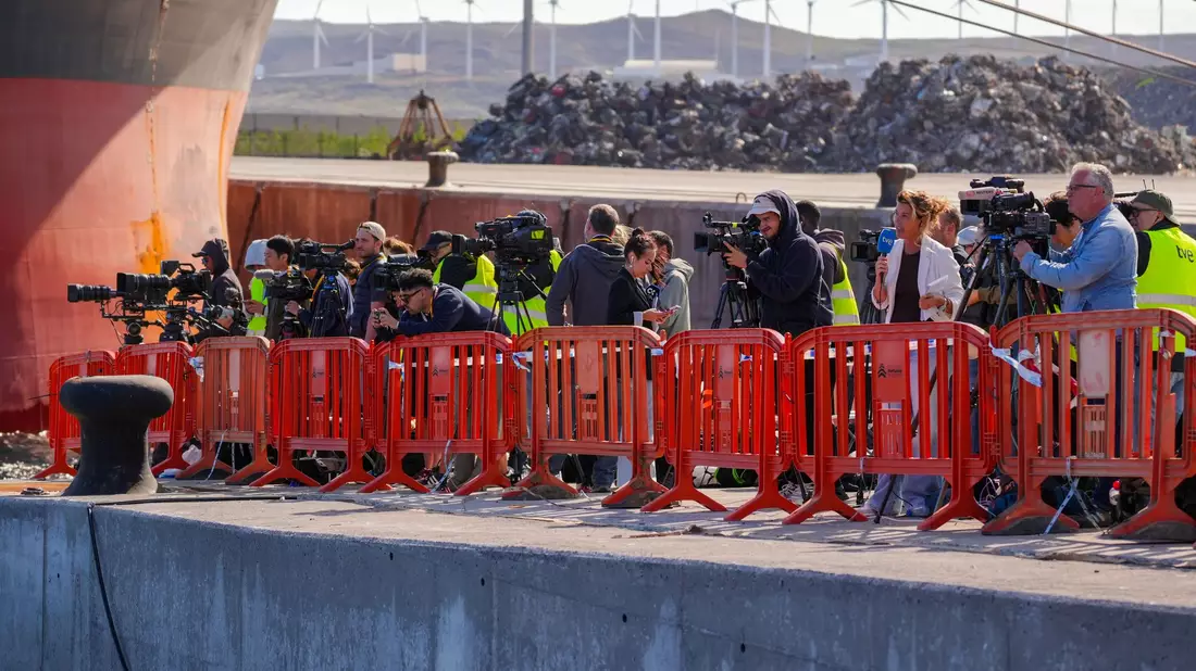 Zahlreiche Reporter berichteten im Hafen von Granadilla über die Evakuierung.  - Bild: Europa Press Canarias/EUROPA PRESS/dpa