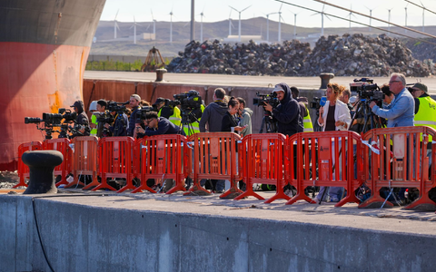 Zahlreiche Reporter berichteten im Hafen von Granadilla über die Evakuierung.  - Foto: Europa Press Canarias/EUROPA PRESS/dpa