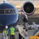Die Passagiere betraten in Schutzkleidung das Flugzeug.  - Foto: Arturo Rodriguez/AP/dpa