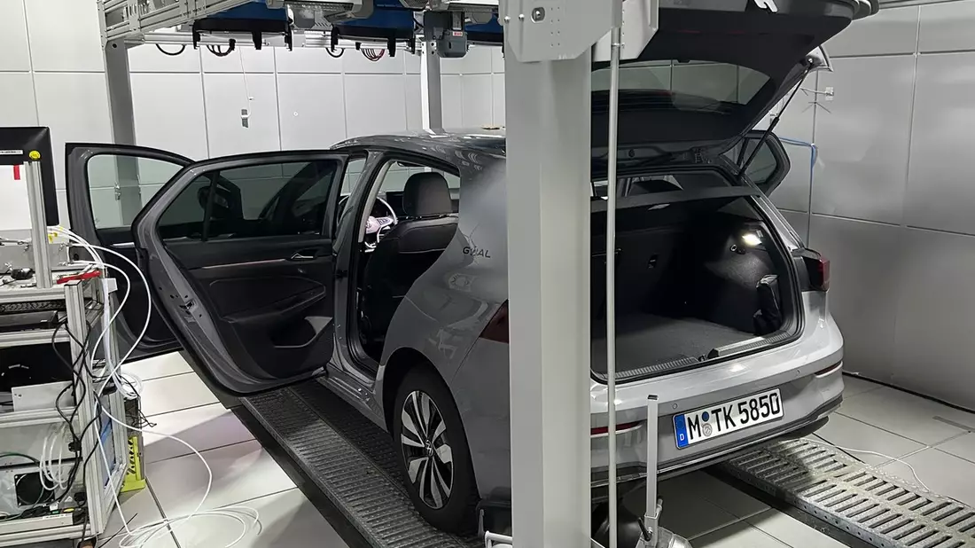 ADAC untersucht Schadstoffe in Neuwagen / Vor allem junge Fahrzeuge dünsten Chemikalien aus / Werte schwanken je nach Hersteller / Vorsicht bei praller Sonne - Bild: presseportal.de