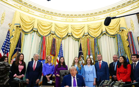 Die Waffenruhe hängt laut Trump am seidenen Faden. - Foto: Jacquelyn Martin/AP/dpa