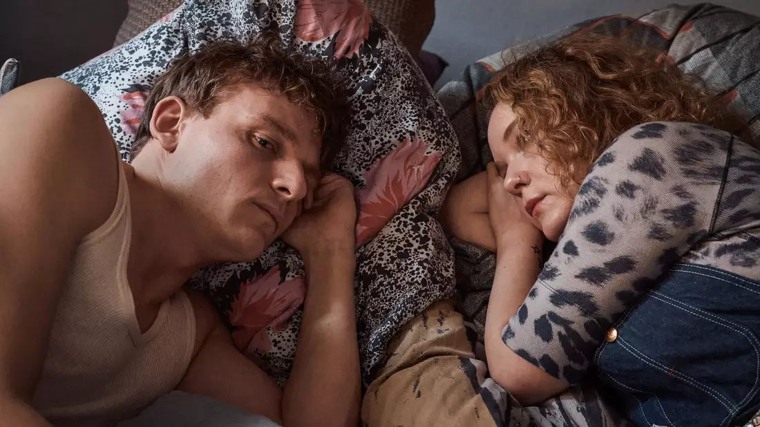 Eine Filmszene: Oliver Knöbel (Johannes Hegemann, l.) kann sich immer auf seine treue Freundin Marlene Stelling (Angelina Häntsch, r.) verlassen.  - Bild: Thomas Leidig/ZDF/dpa
