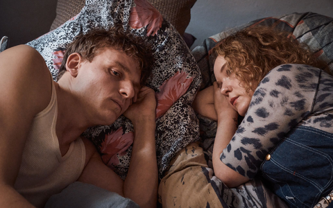 Eine Filmszene: Oliver Knöbel (Johannes Hegemann, l.) kann sich immer auf seine treue Freundin Marlene Stelling (Angelina Häntsch, r.) verlassen.  - Foto: Thomas Leidig/ZDF/dpa