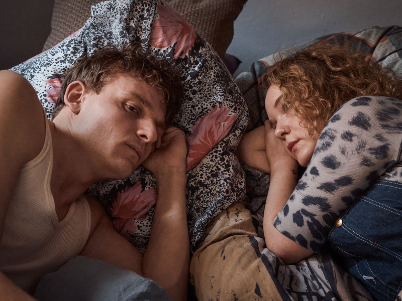 Eine Filmszene: Oliver Knöbel (Johannes Hegemann, l.) kann sich immer auf seine treue Freundin Marlene Stelling (Angelina Häntsch, r.) verlassen.  - Foto: Thomas Leidig/ZDF/dpa