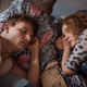 Eine Filmszene: Oliver Knöbel (Johannes Hegemann, l.) kann sich immer auf seine treue Freundin Marlene Stelling (Angelina Häntsch, r.) verlassen.  - Foto: Thomas Leidig/ZDF/dpa